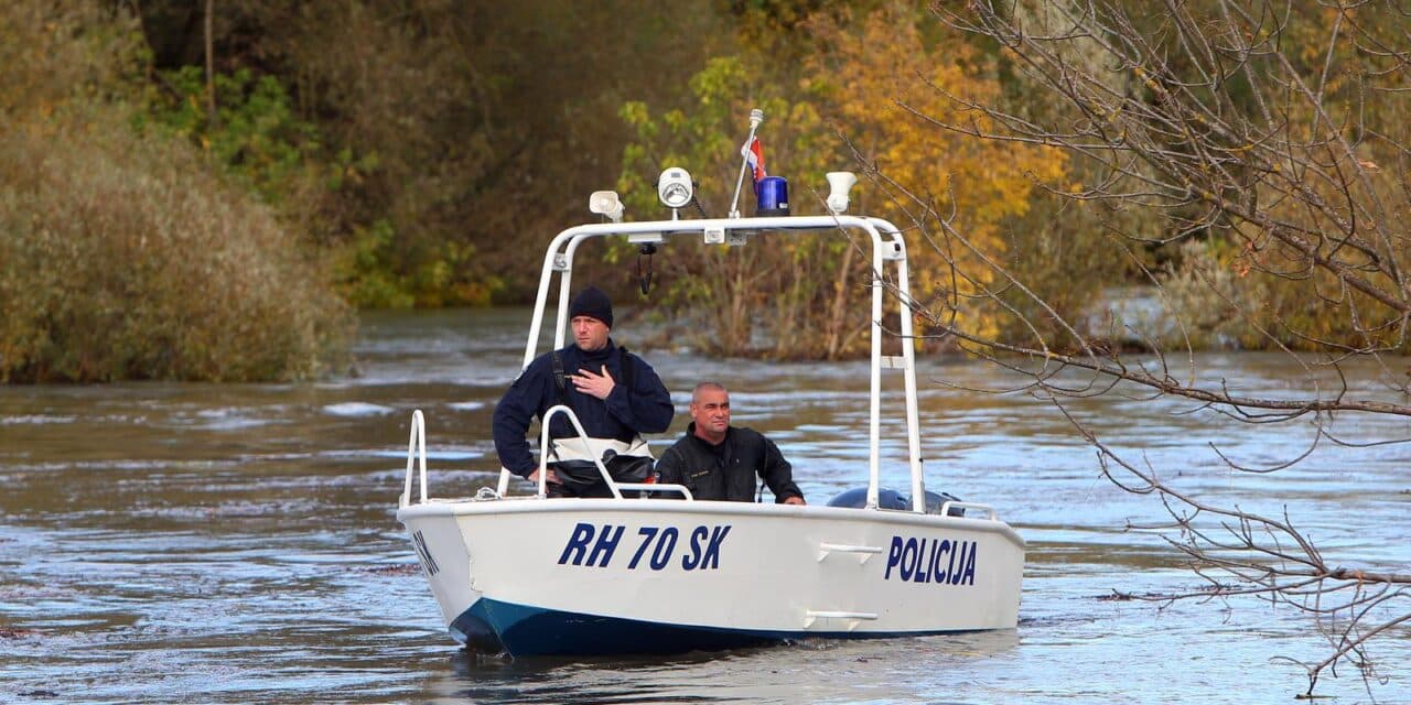 Prevrnuo se čamac na Korani s trojicom Karlovčana: Jedan isplivao, za dvojicom se traga
