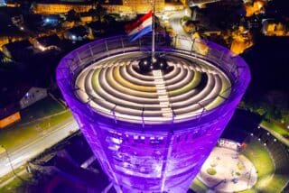 Vukovar: Pogled iz zraka na vodotoranj osvijetljen ljubičasto povodom Svjetskog dana prijevremeno rođene djece