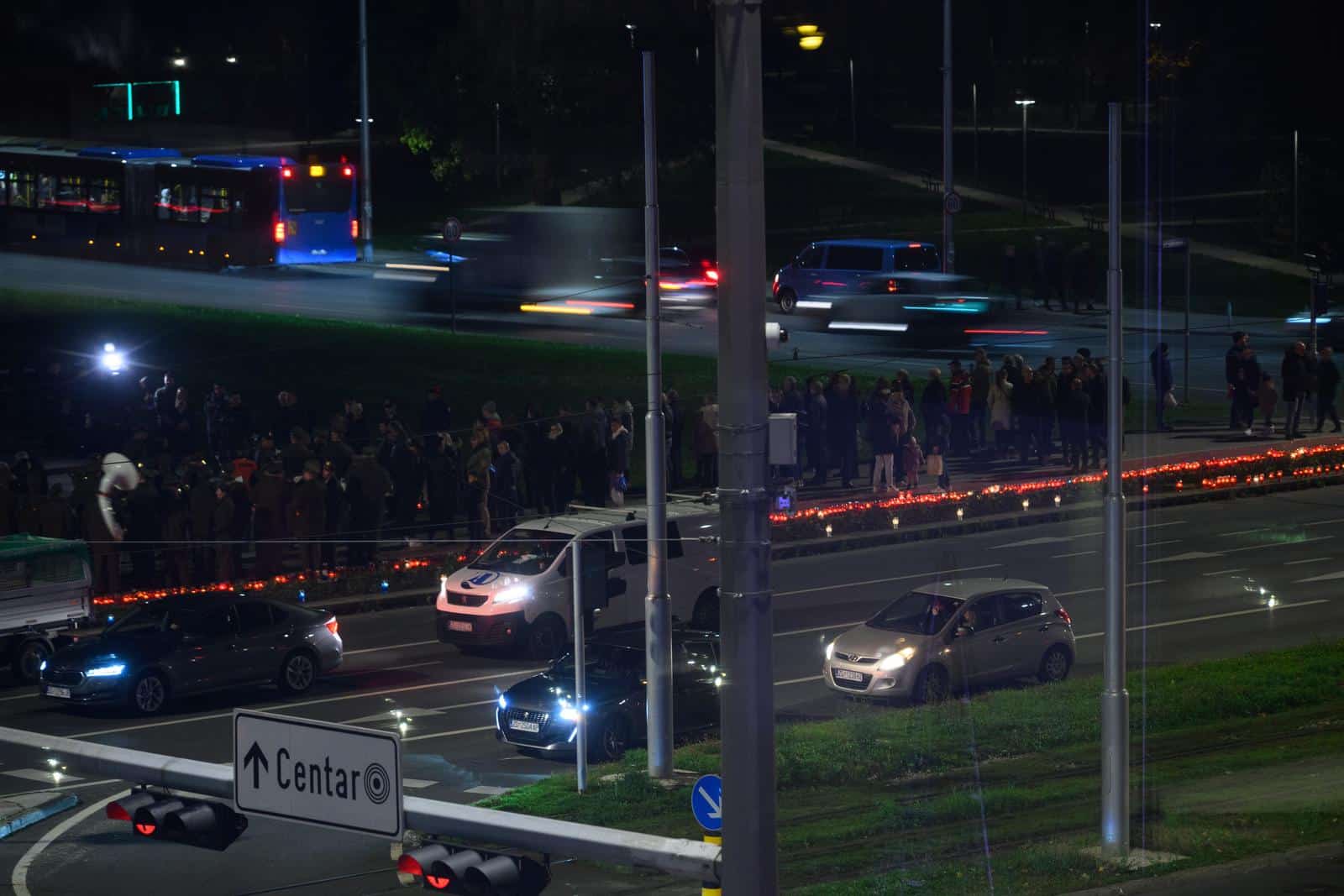 Zagreb: Duž Vukovarske ulice upaljeni su lampaši povodom obljetnice pada Grada heroja