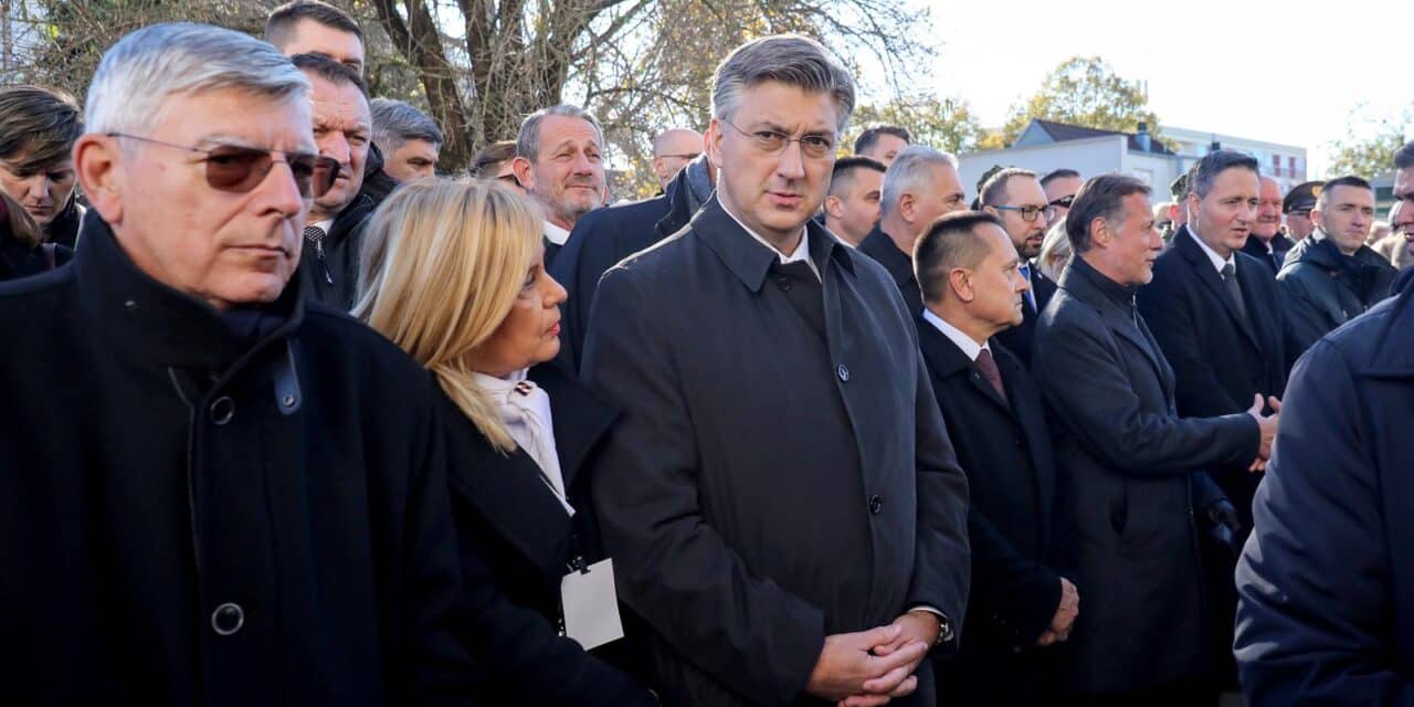 Vukovar: Okupljanje ispred Memorijalne bolnice uoči početaka obilježavanja Dana sjećanja na žrtvu Vukovara i Škabrnje