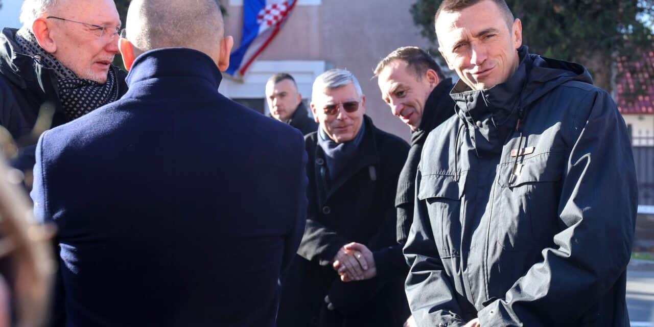 Vukovar: Okupljanje ispred Memorijalne bolnice uoči početaka obilježavanja Dana sjećanja na žrtvu Vukovara i Škabrnje
