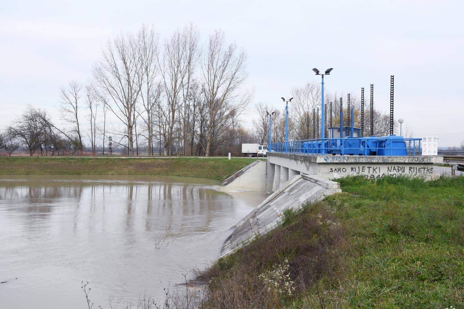 Sisak: Prestanak oborina i poboljšanje vremena doprinijelo padu vodostaja rijeke Save