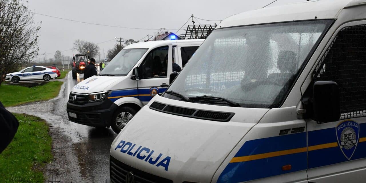 Slavonski Šamac: Policija zapriječila prolaz traktorima prema graničnom prijelazu
