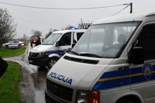 Slavonski Šamac: Policija zapriječila prolaz traktorima prema graničnom prijelazu