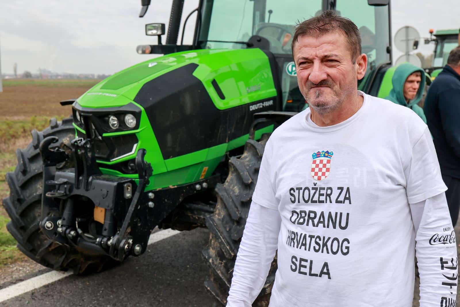 Nezadovoljni seljaci jutros blokirali prometnice i granični prijelaz Županja – Orašje