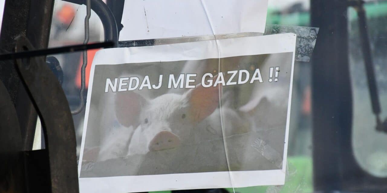 Sve više prosvjednika s traktorima okuplja se u blizini graničnog prijelaza Slavonski Šamac