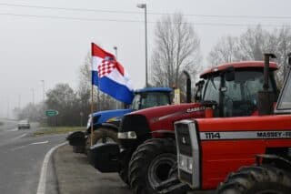 U znak potpore svinjogojcima peradari započeli prosvjed u blizini izlaza na autocestu A3 kod Lužana