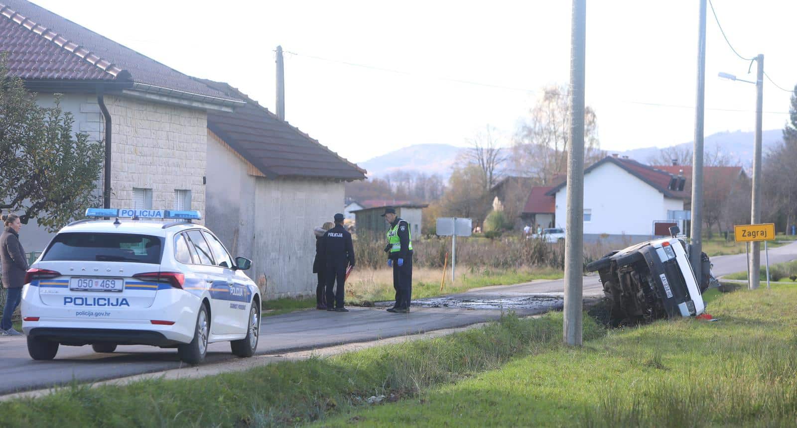 Karlovac: Jedna osoba smrtno stradala u slijetanju kombija