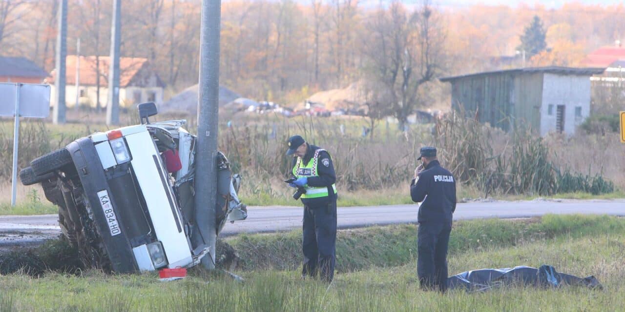 Karlovac: Jedna osoba smrtno stradala u slijetanju kombija
