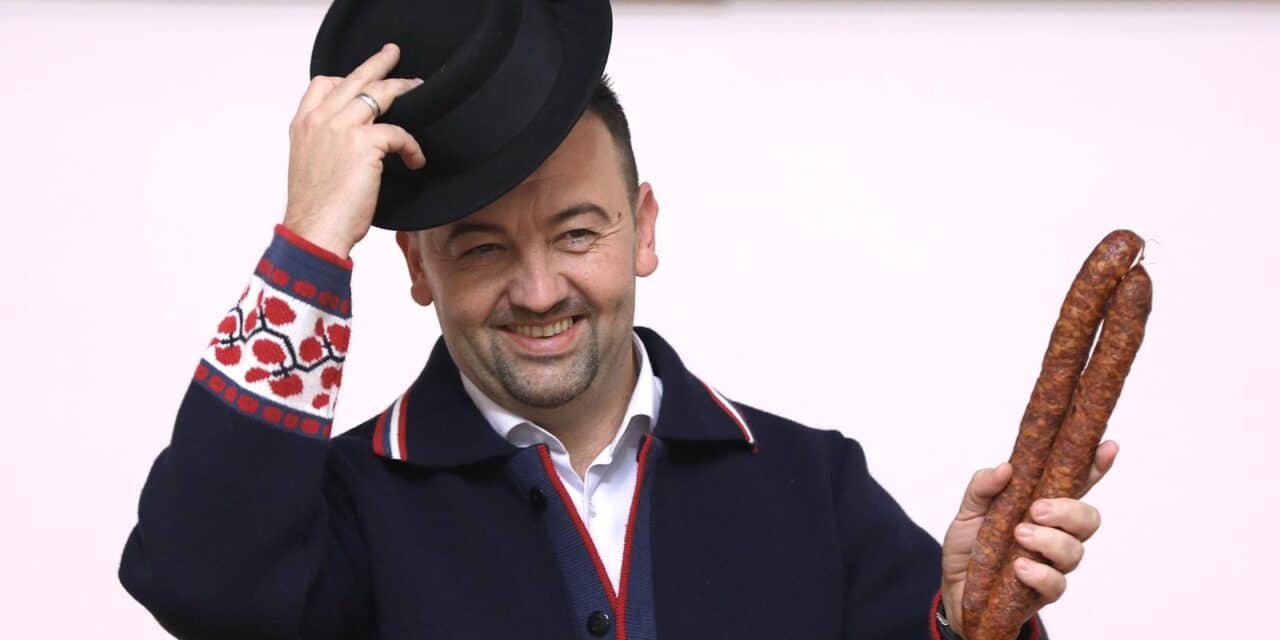 Zagreb: Marijan Pavliček u Saboru u slavonskoj narodnoj nošnji i s kobasicom