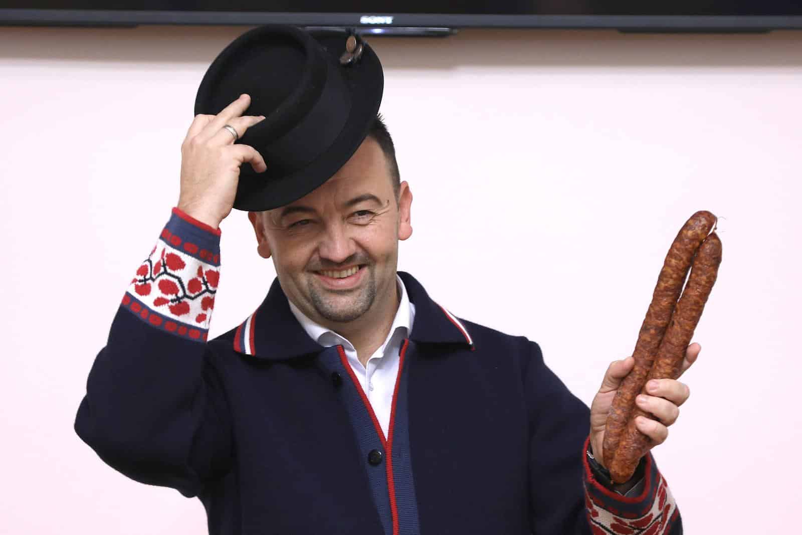Zagreb: Marijan Pavliček u Saboru u slavonskoj narodnoj nošnji i s kobasicom