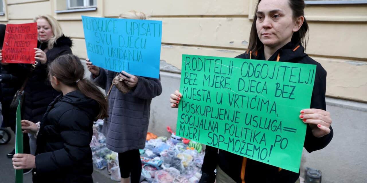Akcija “Zagrebu nedostaju vrtići” Hrvatske udruge roditelja odgojitelja ispred Gradske skupštine