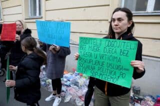 Akcija “Zagrebu nedostaju vrtići” Hrvatske udruge roditelja odgojitelja ispred Gradske skupštine