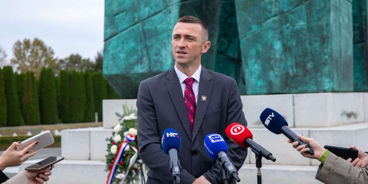 Vukovar: Penava sa suradnicima odao počast poginulim braniteljima i civilima u Domovinskom ratu