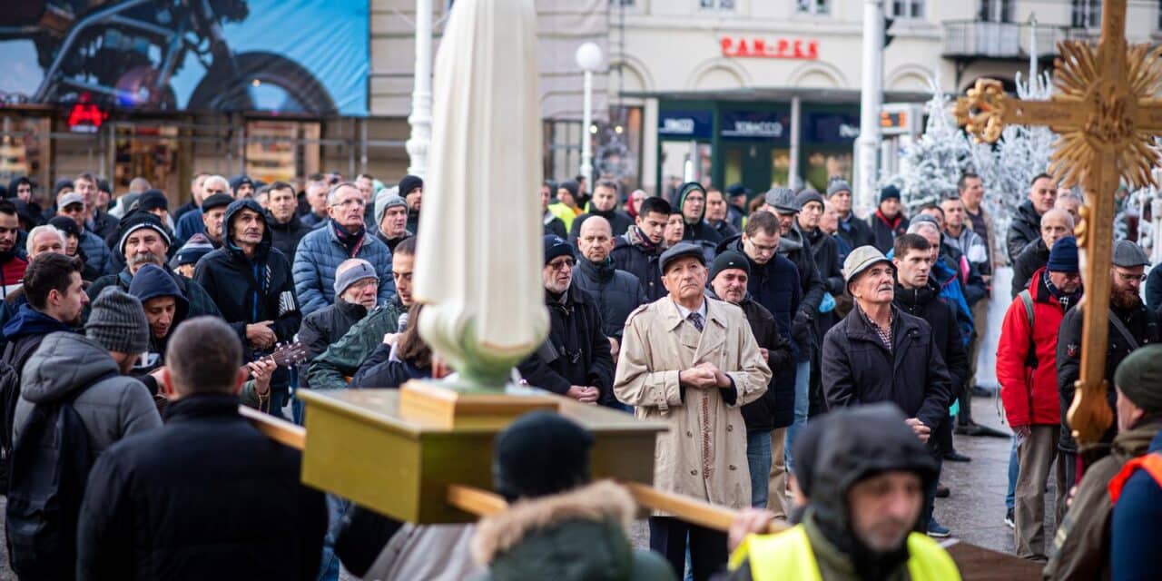 Zagreb: Molitelji i ove subote mole krunicu na Trgu bana Josipa Jelačića
