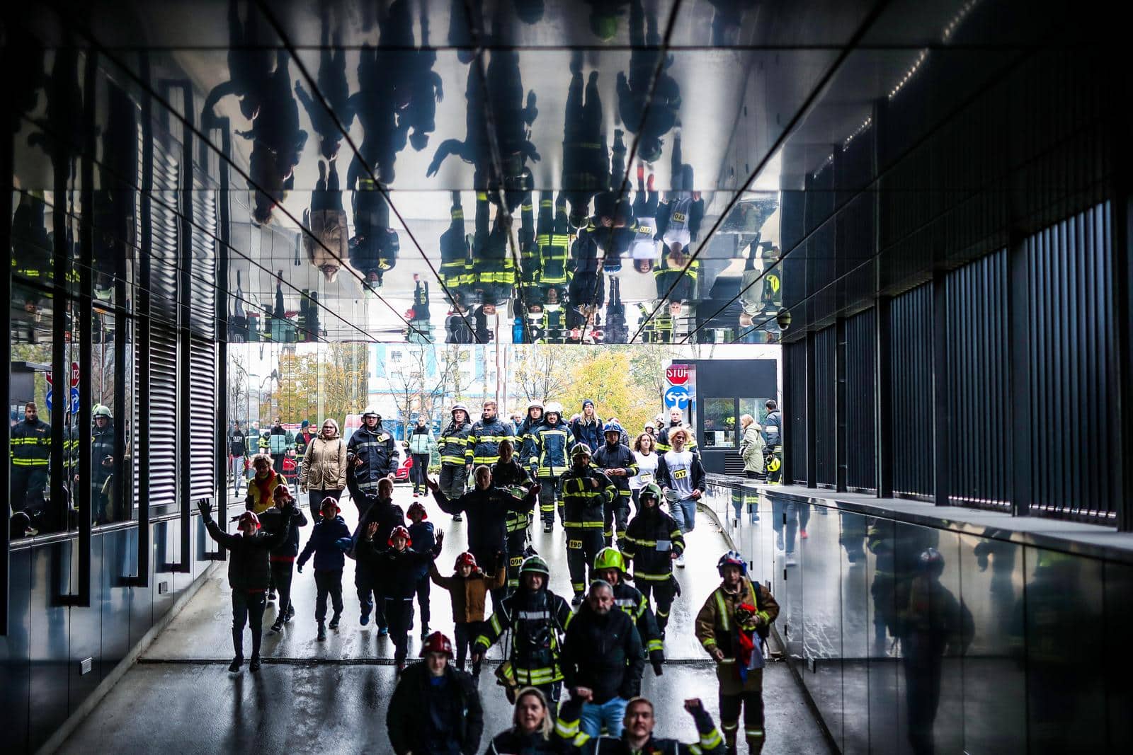 Zagreb: Vatrogasci pod punom opremom pretrčali 666 stepenica u humanitarne svrhe