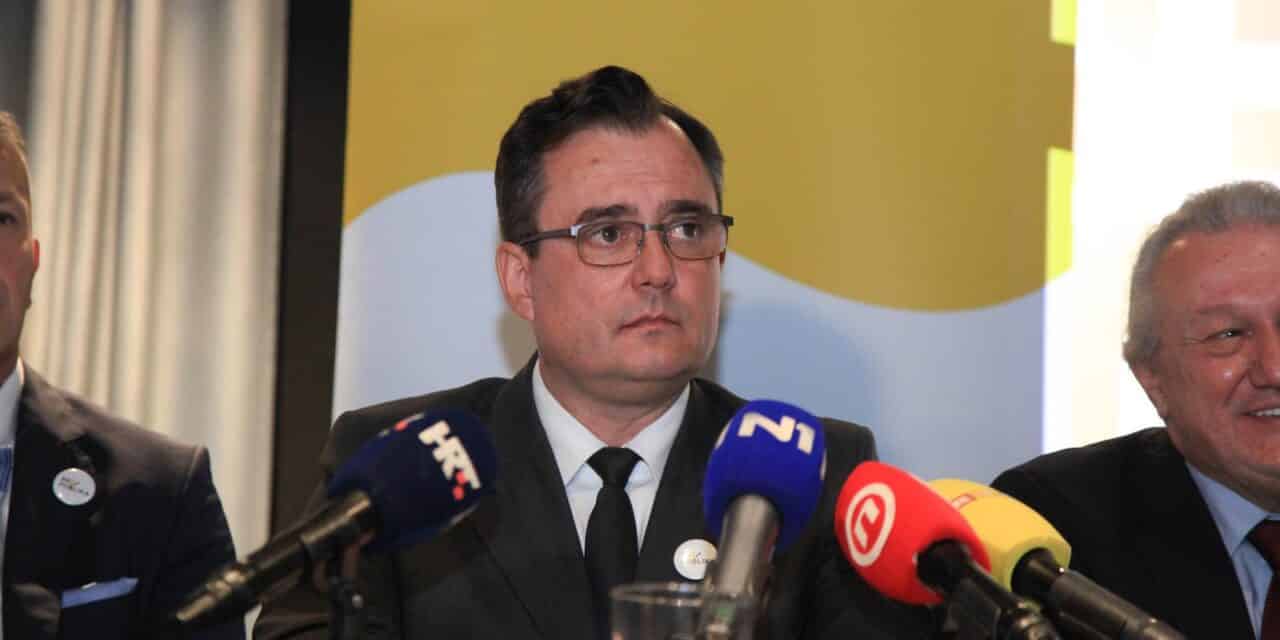Zagreb: Damir Vanđelić s izabranim vodstvom predstavio je plan i program novoosnovane stranke “Republika”
