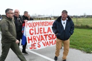 Kutina: Svinjogojci se traktorima okupili na prometnici, Tomislav Pokrovac obratio se medijima