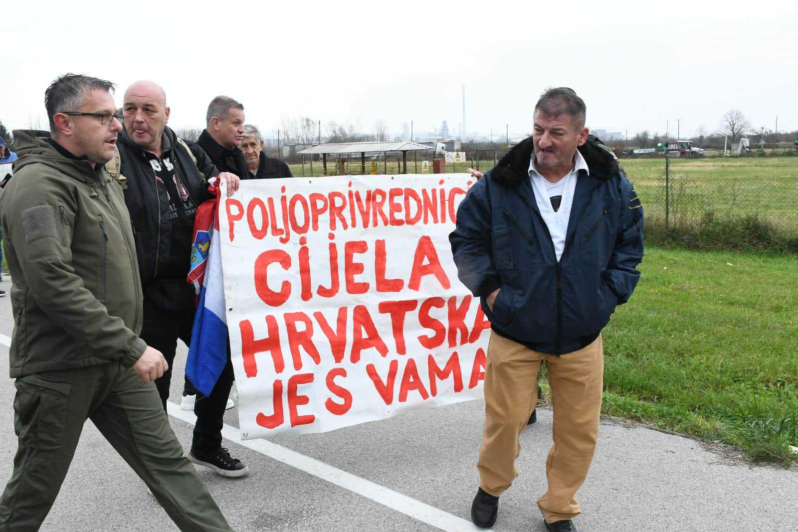 Kutina: Svinjogojci se traktorima okupili na prometnici, Tomislav Pokrovac obratio se medijima