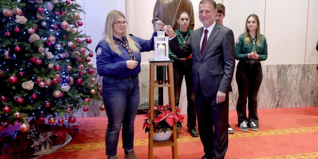 Zagreb: Betlehemsko svjetlo mira stiglo u Sabor