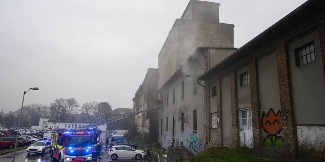 Zagreb: Vatrogasci gase požar na zgradi Paromlina