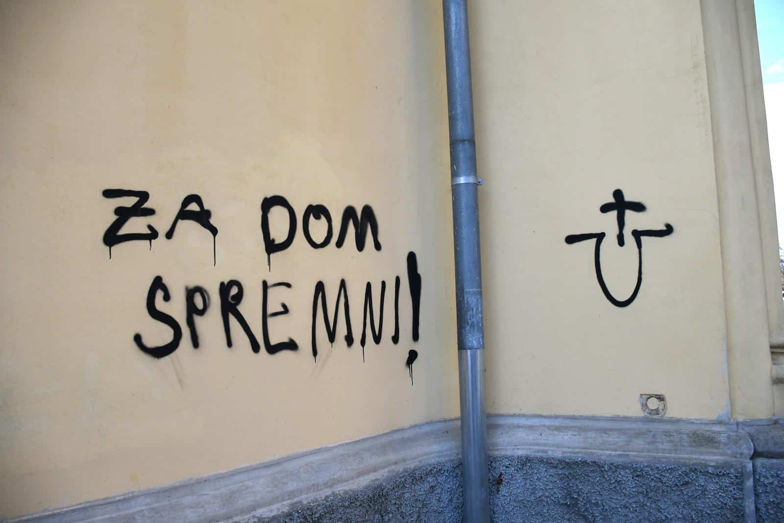 Bjelovar: Na tek obnovljenoj pravoslavnoj crkvi osvanuli sramotni ustaški i neonacistički simboli