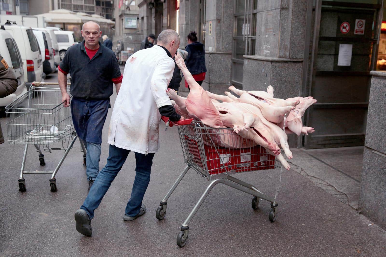 Zagreb: Unatoč poskupljenju velika potražnja za odojcima na tržnici Dolac