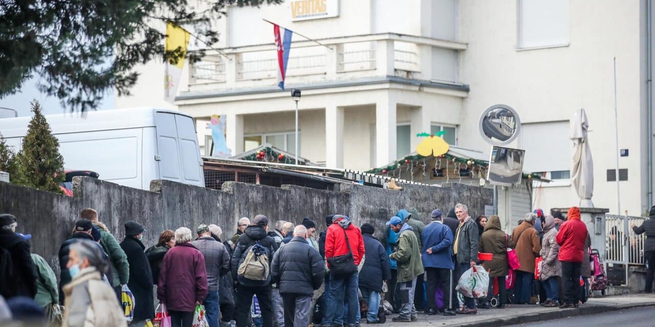 Zagreb: Podijela toplih obroka na Svetom duhu