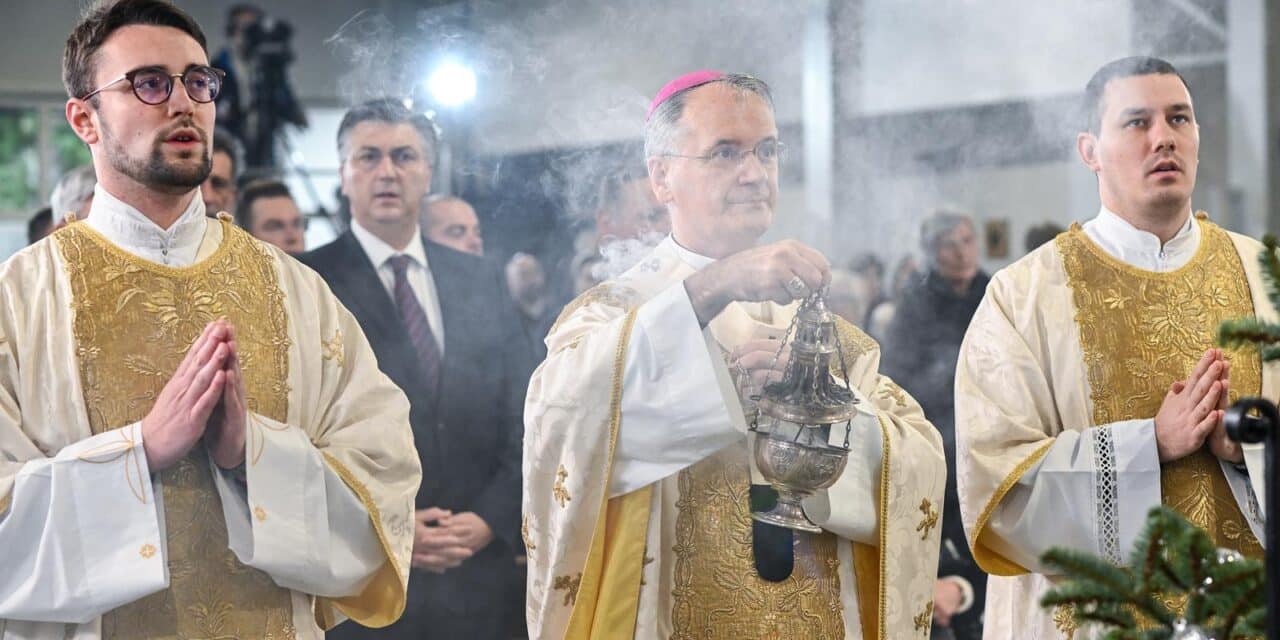 Zagrebački nadbiskup Dražen Kutleša predvodio božićnu misu na Kaptolu