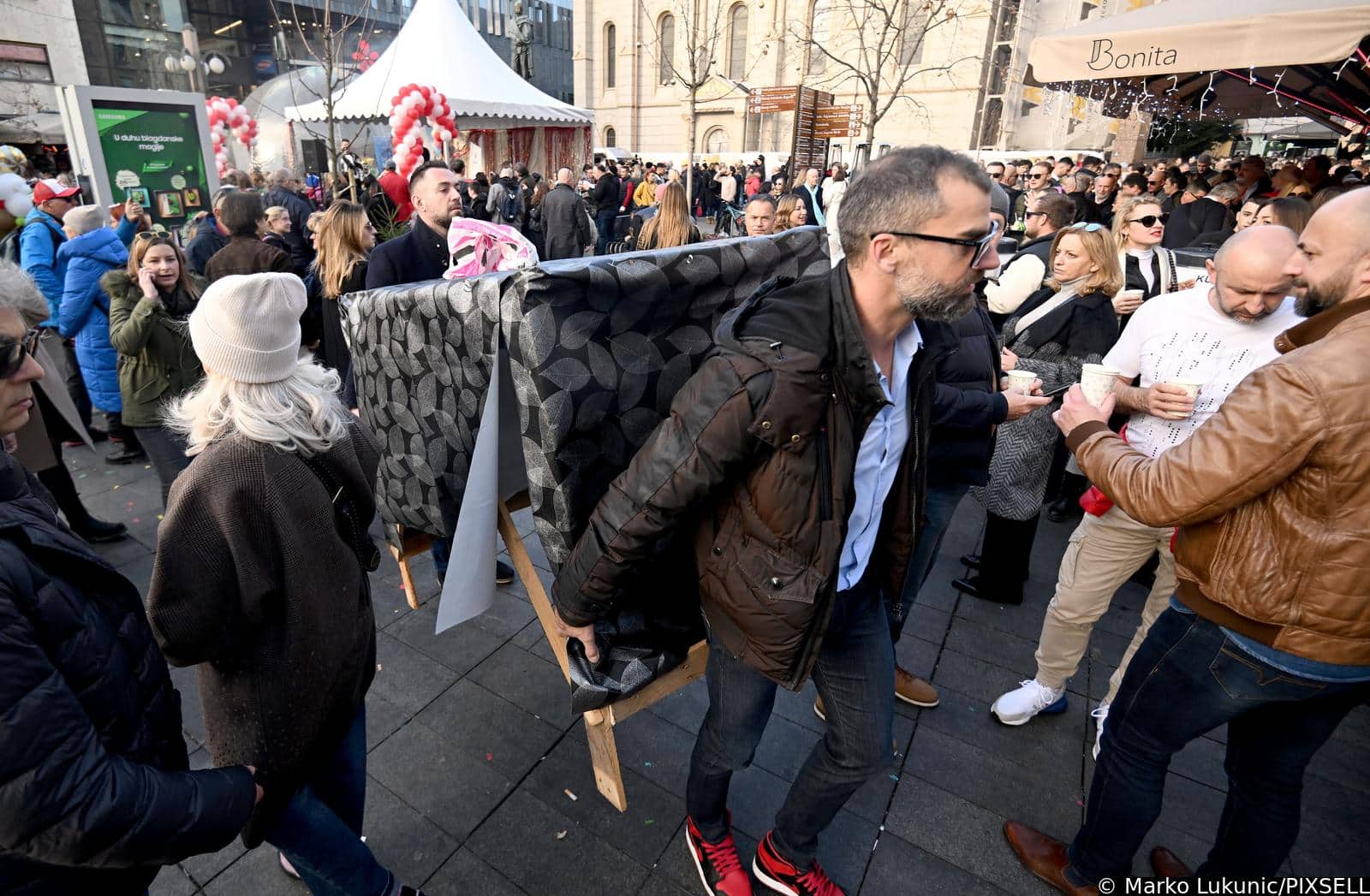 Zagreb: Kad ne možeš rezervirati stol dođji sa svojim!