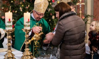 Biskup Gorski krstio sedmo dijete obitelji Horvat u Župi sv. Nikole, biskupa u Bistri (1)