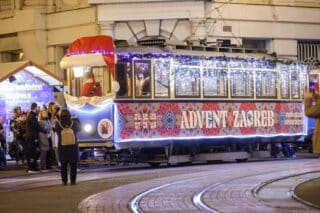 Zagreb: Veseli božićni tramvaj vozi centrom grada