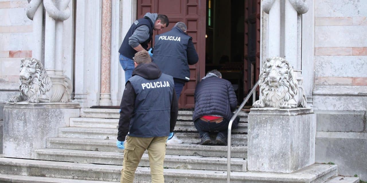 Pula: Za vrijeme mise vandali zapalili vrata Mornaričke crkve