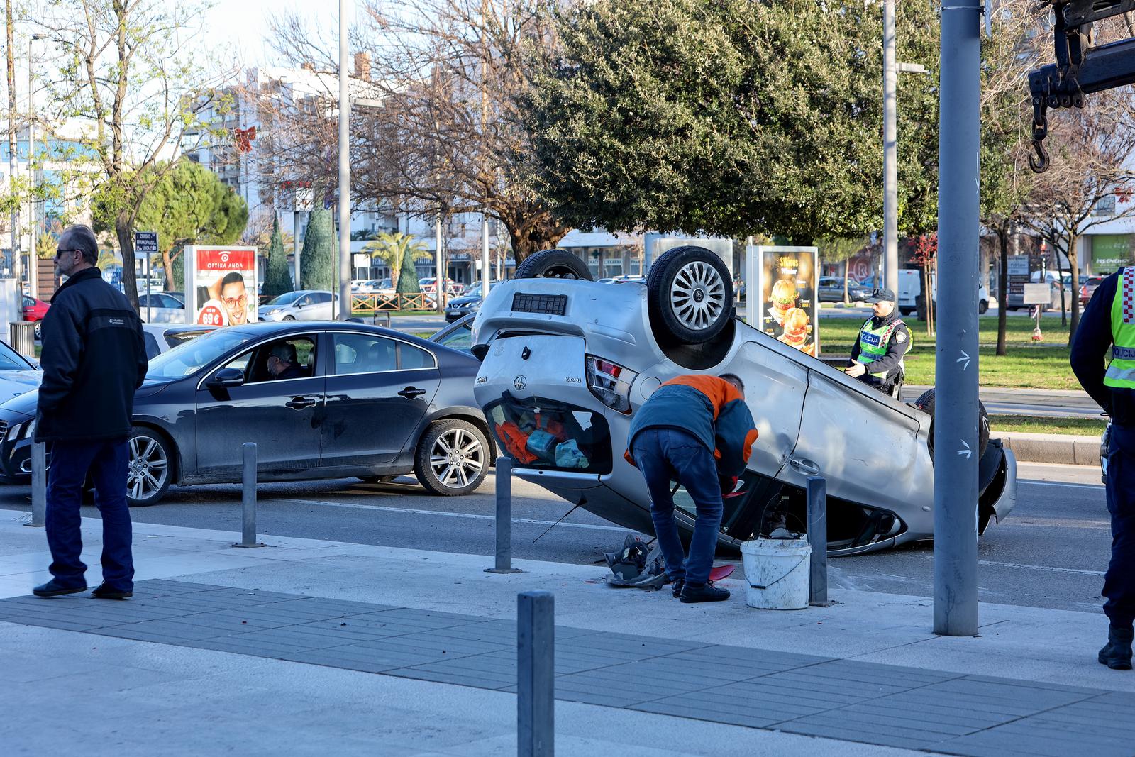 Prometna nesre?a u Zadru, auto u kojem su bili �ena i dijete okrenuo se na krov