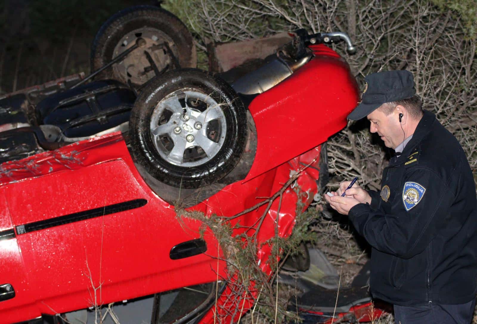 prometna nesreća automobil krov