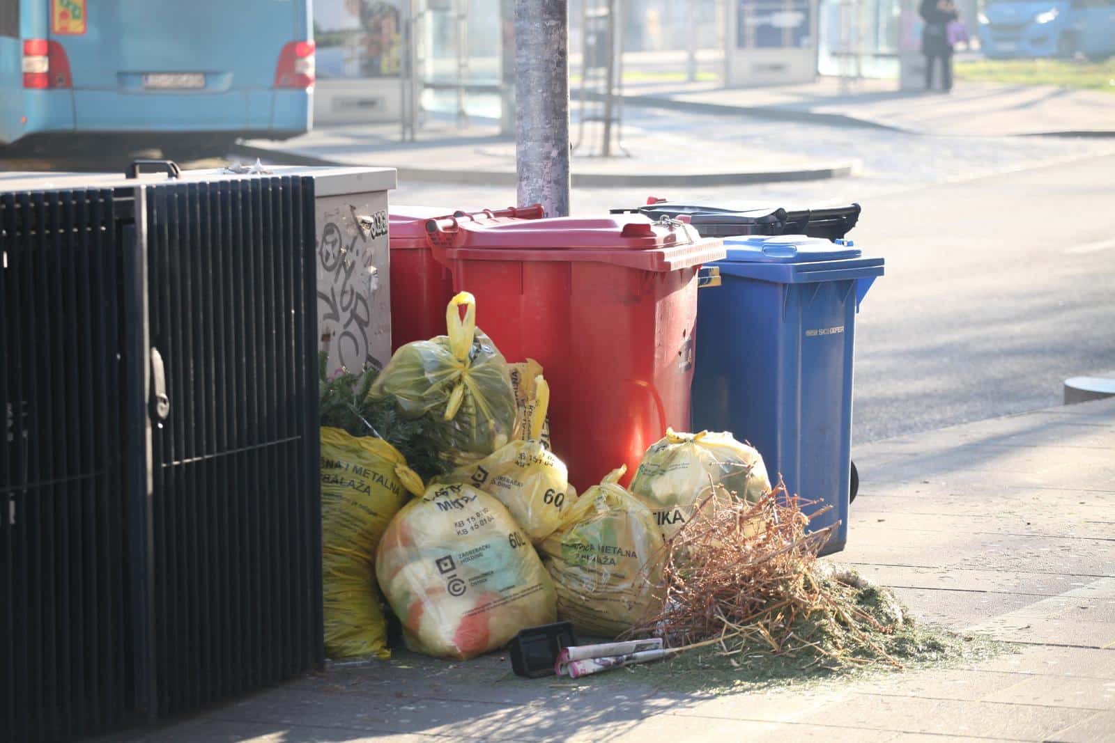 Zagrebačke ulice i dalje “krasi” neodveženo smeće