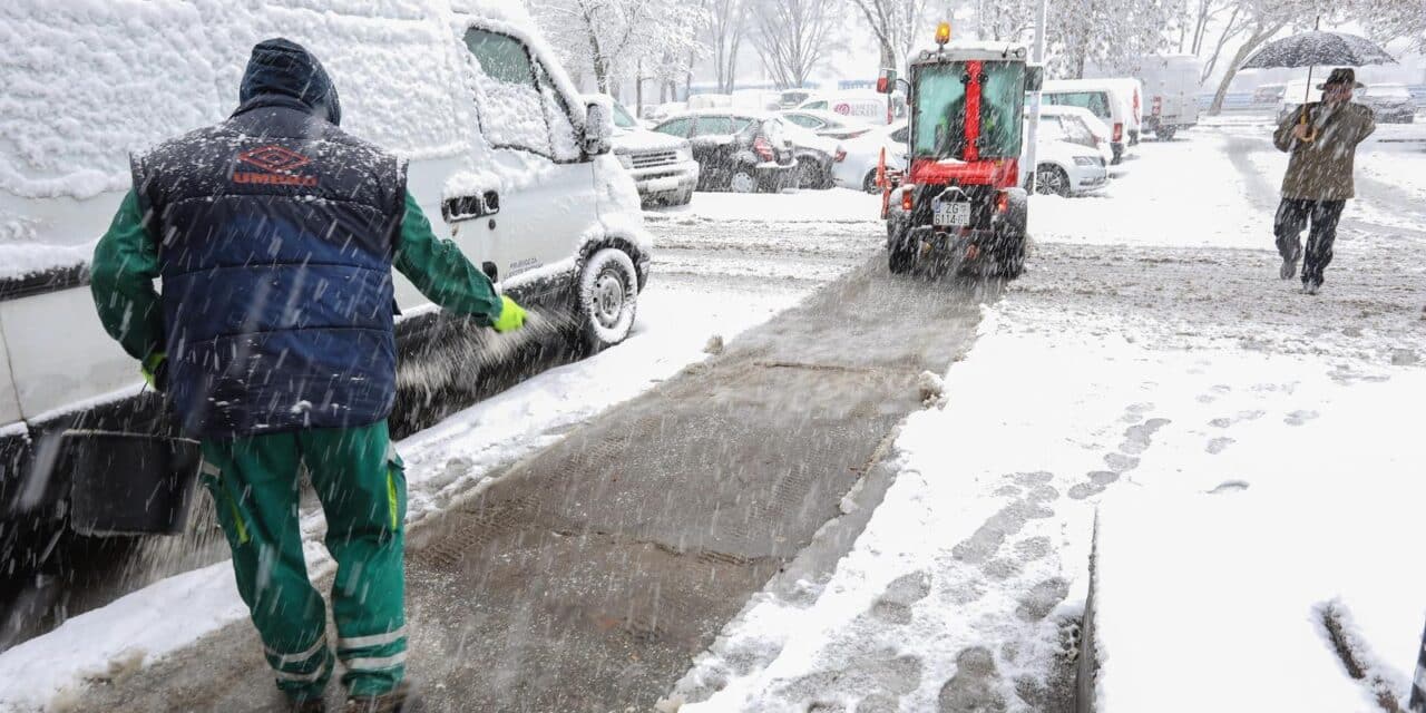 Zagreb: Zahlađenje i snijeg na ulicama grada