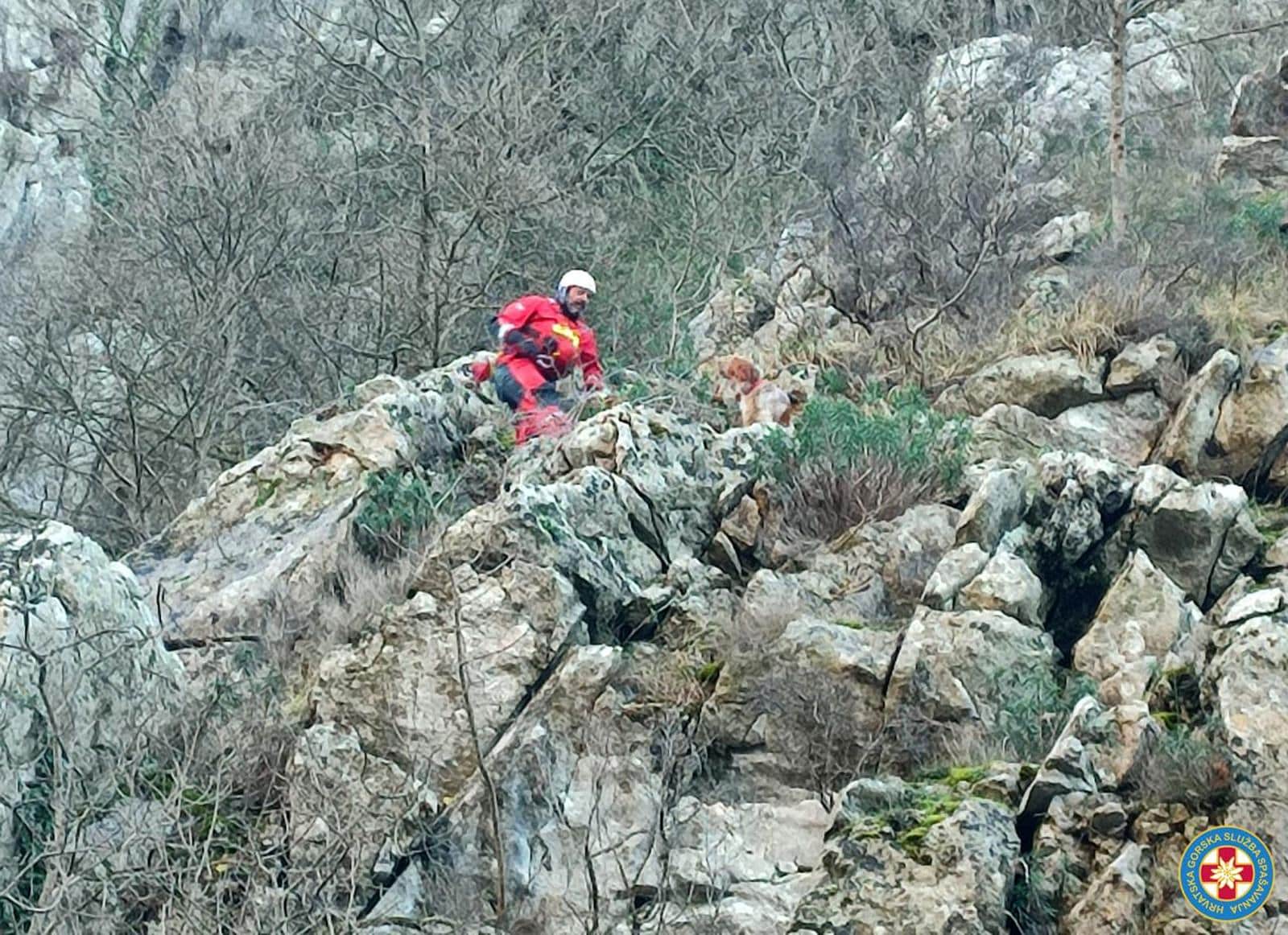 Drniš: Članovi HGSS-a spasili psa iz kanjona rijeke Čikole