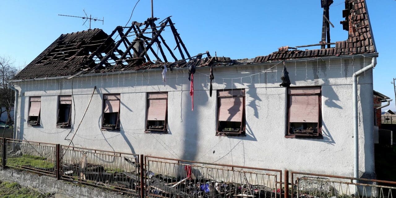 U požaru kuće u mjestu Okešinec sedmero malodobne djece i njihovi roditelji ostali bez krova nad glavom