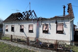 U požaru kuće u mjestu Okešinec sedmero malodobne djece i njihovi roditelji ostali bez krova nad glavom