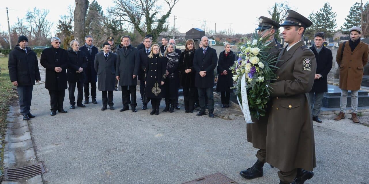 Zagreb: Gordan Jandroković s delegacijom Sabora na Mirogoju položio vijenac i odao počast žrtvama holokausta