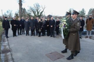 Zagreb: Gordan Jandroković s delegacijom Sabora na Mirogoju položio vijenac i odao počast žrtvama holokausta