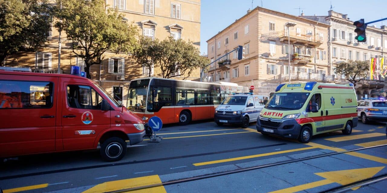 Autobus u centru Rijeke naletio na pješakinju