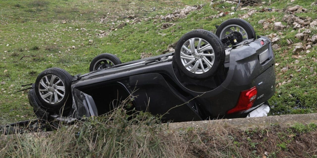 Šibenik: Na vrpoljačkoj cesti došlo do prevrtanja osobnog automobila