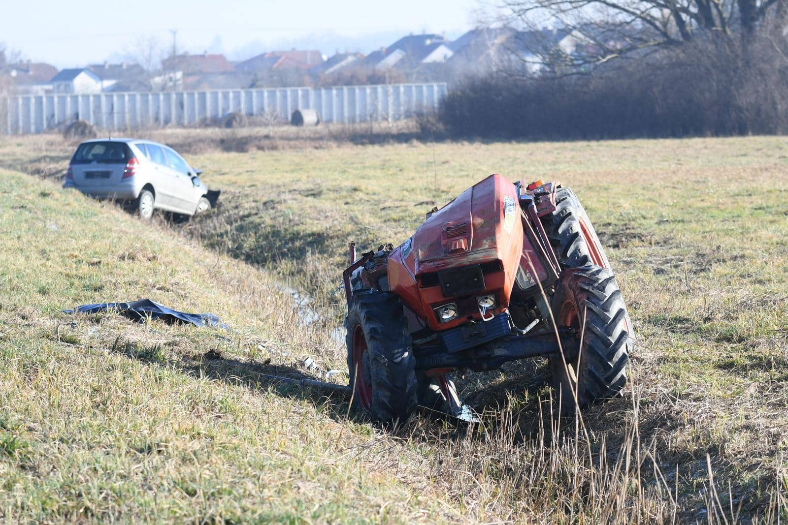 Bjelovar: U te�koj prometnoj nesre?i poginuo traktorist