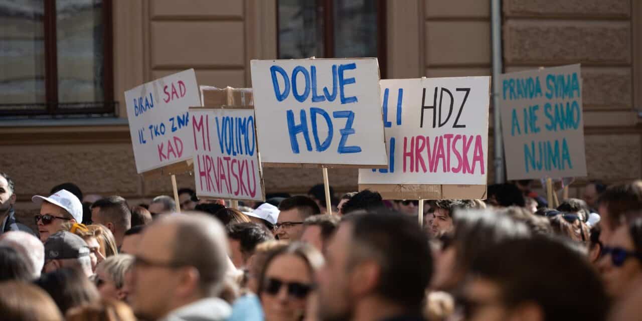 Zagreb: Poruke na prosvjedu “Dosta je! Odmah na izbore”