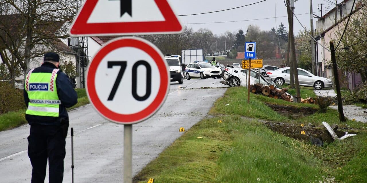 Zapolje: U prometnoj nesreći poginuo vozač mercedesa