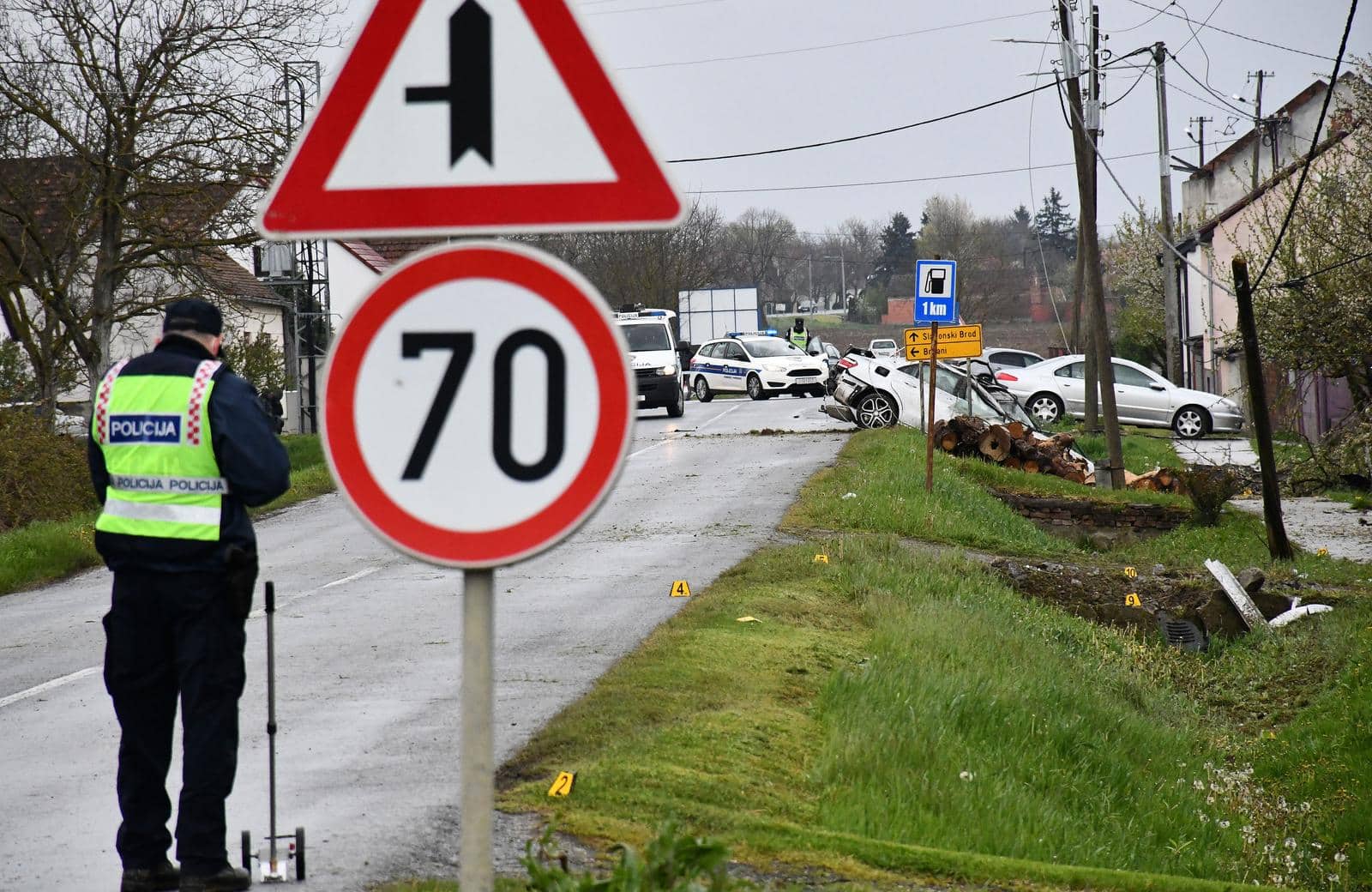 Zapolje: U prometnoj nesreći poginuo vozač mercedesa