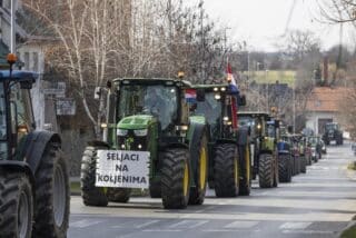Poljoprivrednici stigli u centar Đakova na prosvjed