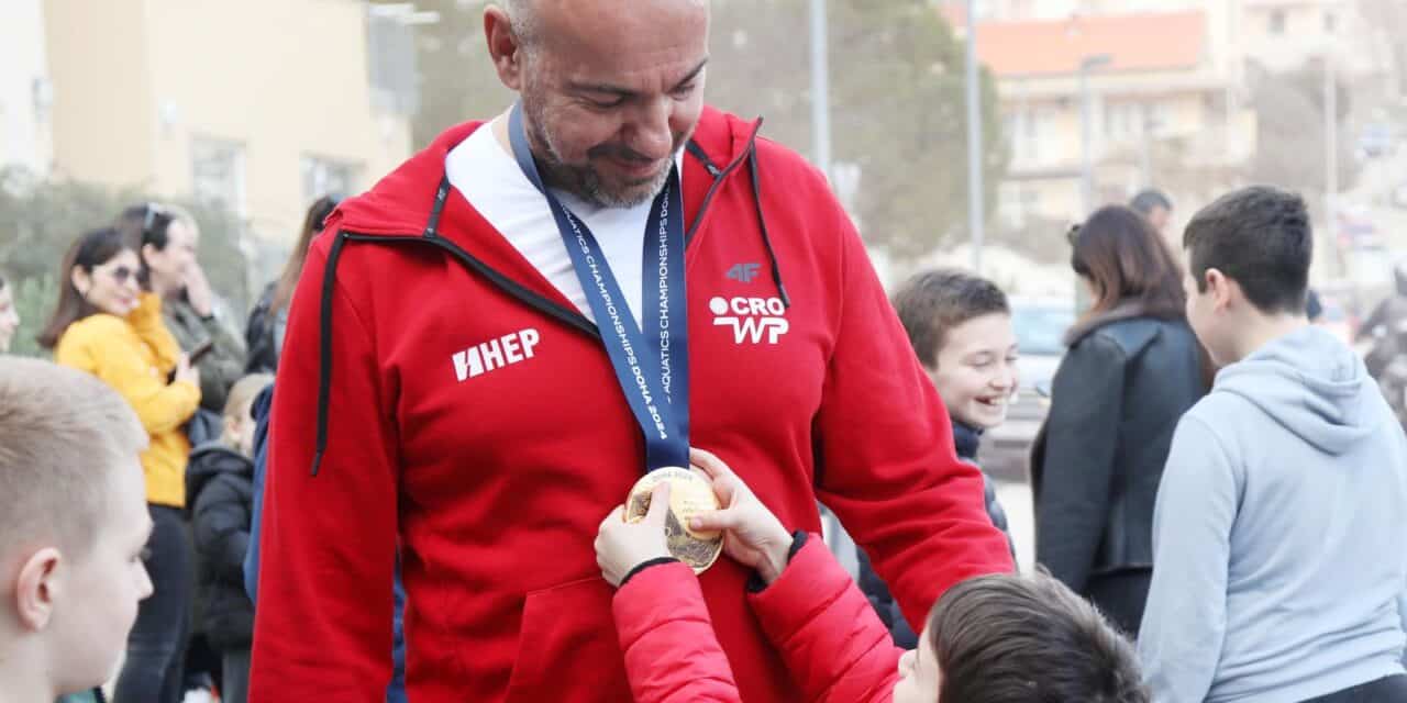 Šibenik: Doček za Ivicu Tucka, trenera zlatnih vaterpolista